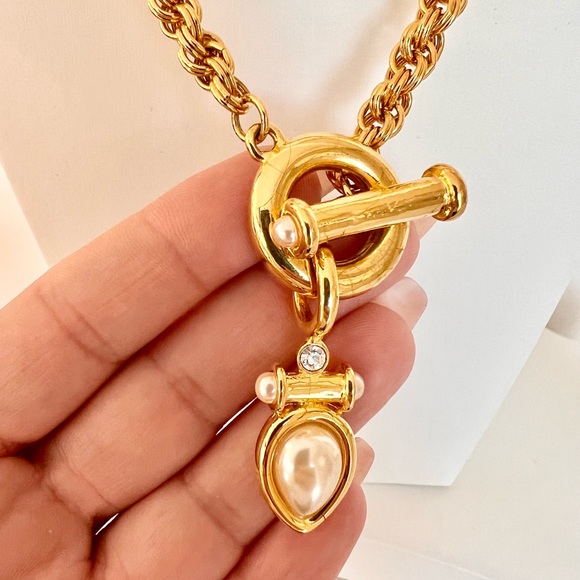VINTAGE Jesara pearl and goldtone toggle necklace - Picture 2 of 7